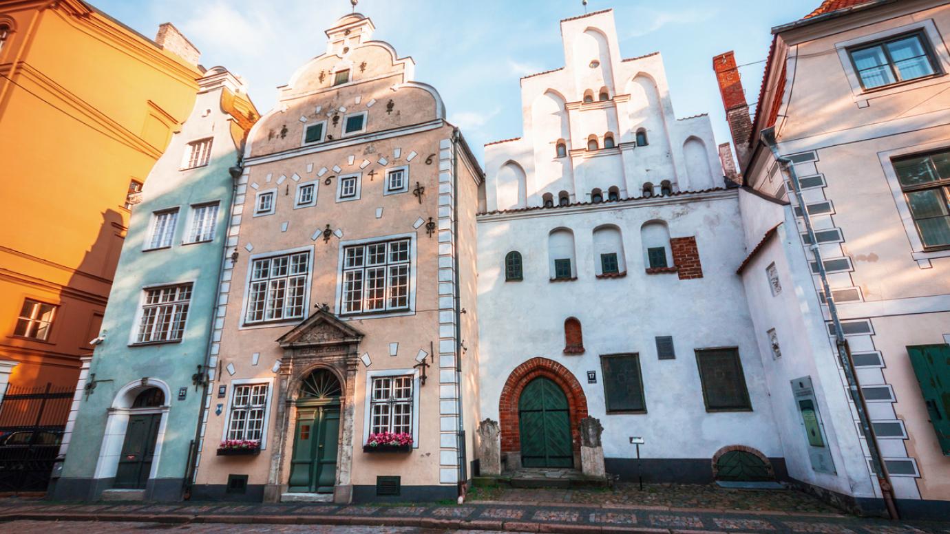 Los «Tres Hermanos», conjunto de tres casas construidas en Riga entre los siglos XV y XVII.